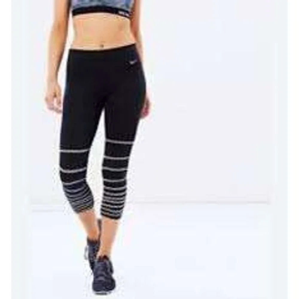 Nike Dri-FIT Black Cropped Capris Wavy Grey Stripe Print Yoga Leggings - Size L - Picture 1 of 7